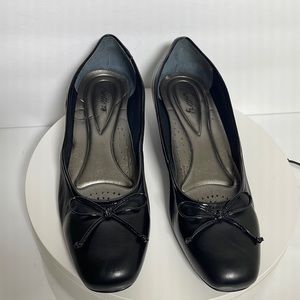 Women’s shoes Trotters size 10 M Black see pictures please